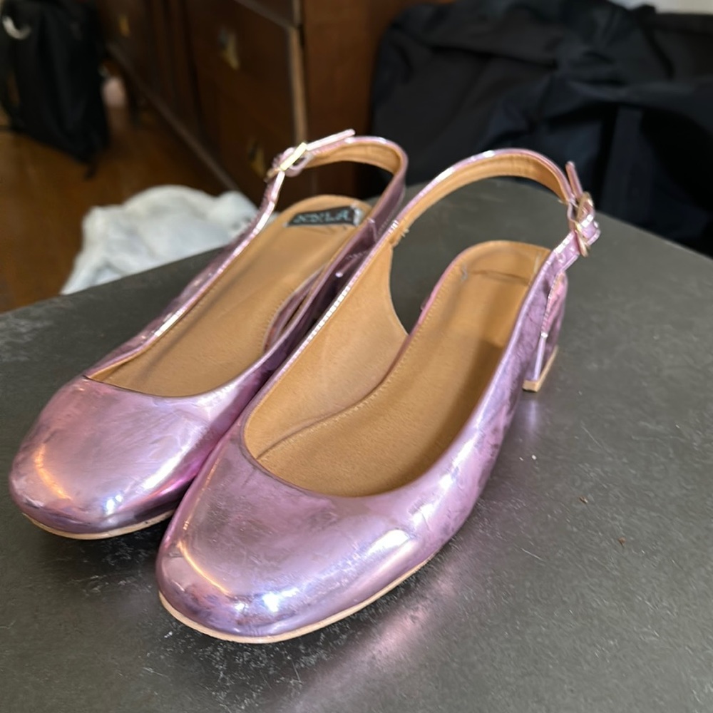 Adorable pink shiny low heels